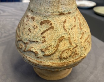 Une verseuse de type sancai et un vase de forme bouteille c&eacute;ladon monochrome, Chine, Tang et Song